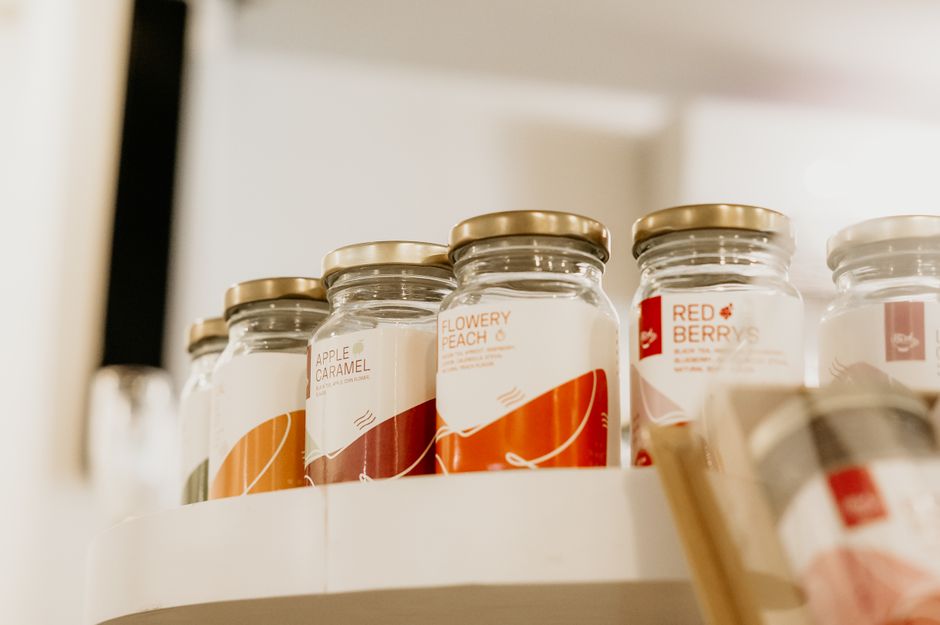 Етикетирани буркани с хранителни продукти.